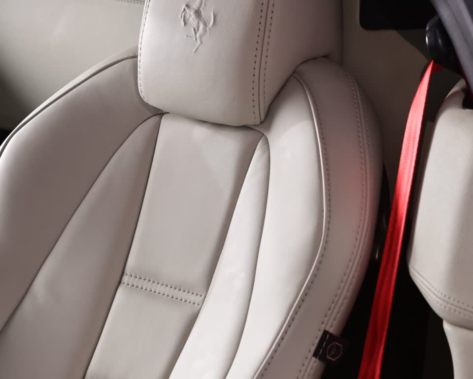 Ferrari · couro branco