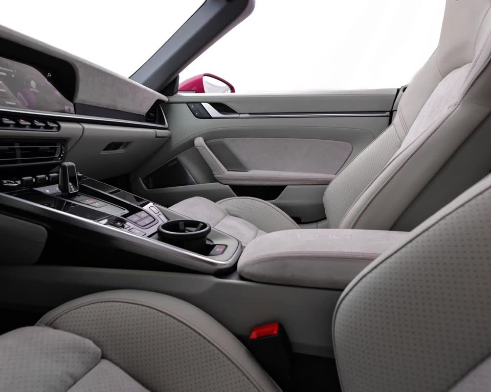 Porsche 911 · interior cinza