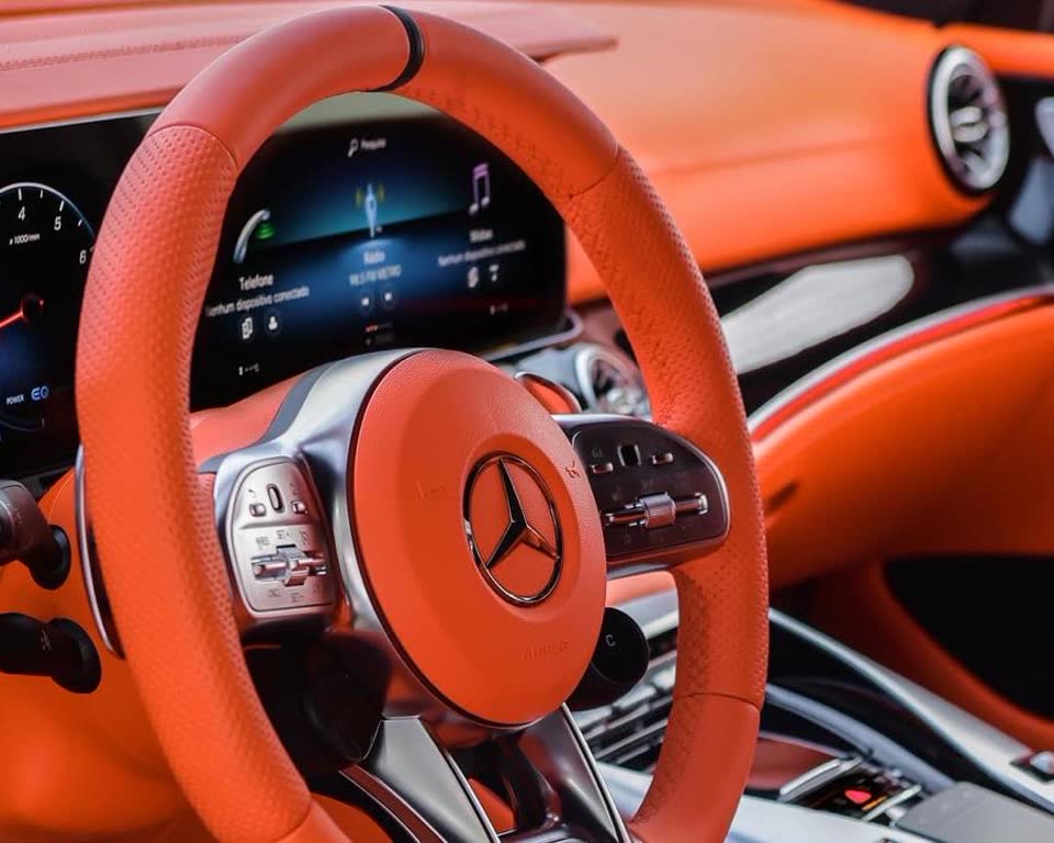 Volante AMG em couro laranja