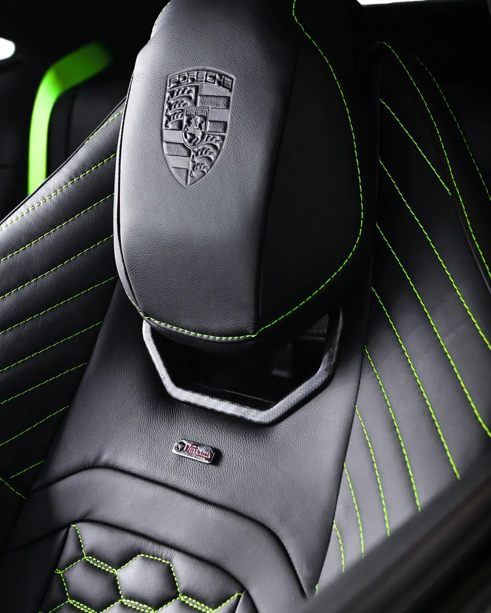 Porsche 911 — encosto em colmeia com costura verde