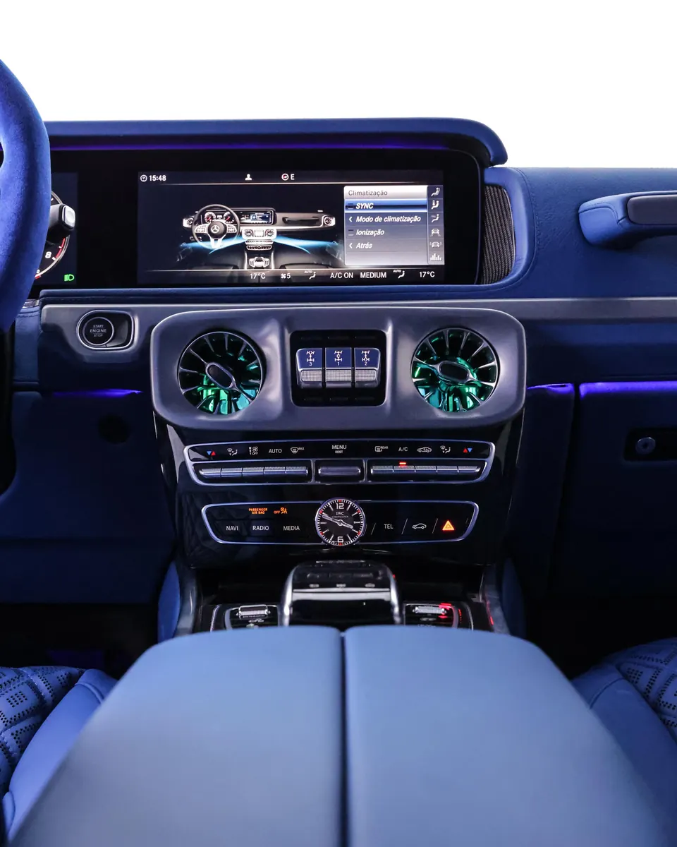 Mercedes-AMG G63 — painel e console em azul