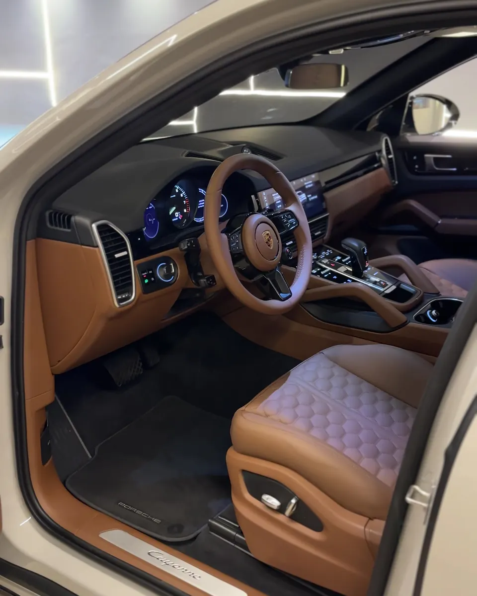 Porsche Cayenne do Zé Roberto, interior caramelo em colmeia
