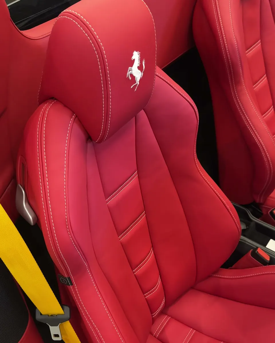 Ferrari 458 Spider · Interior vermelho · Cinto amarelo