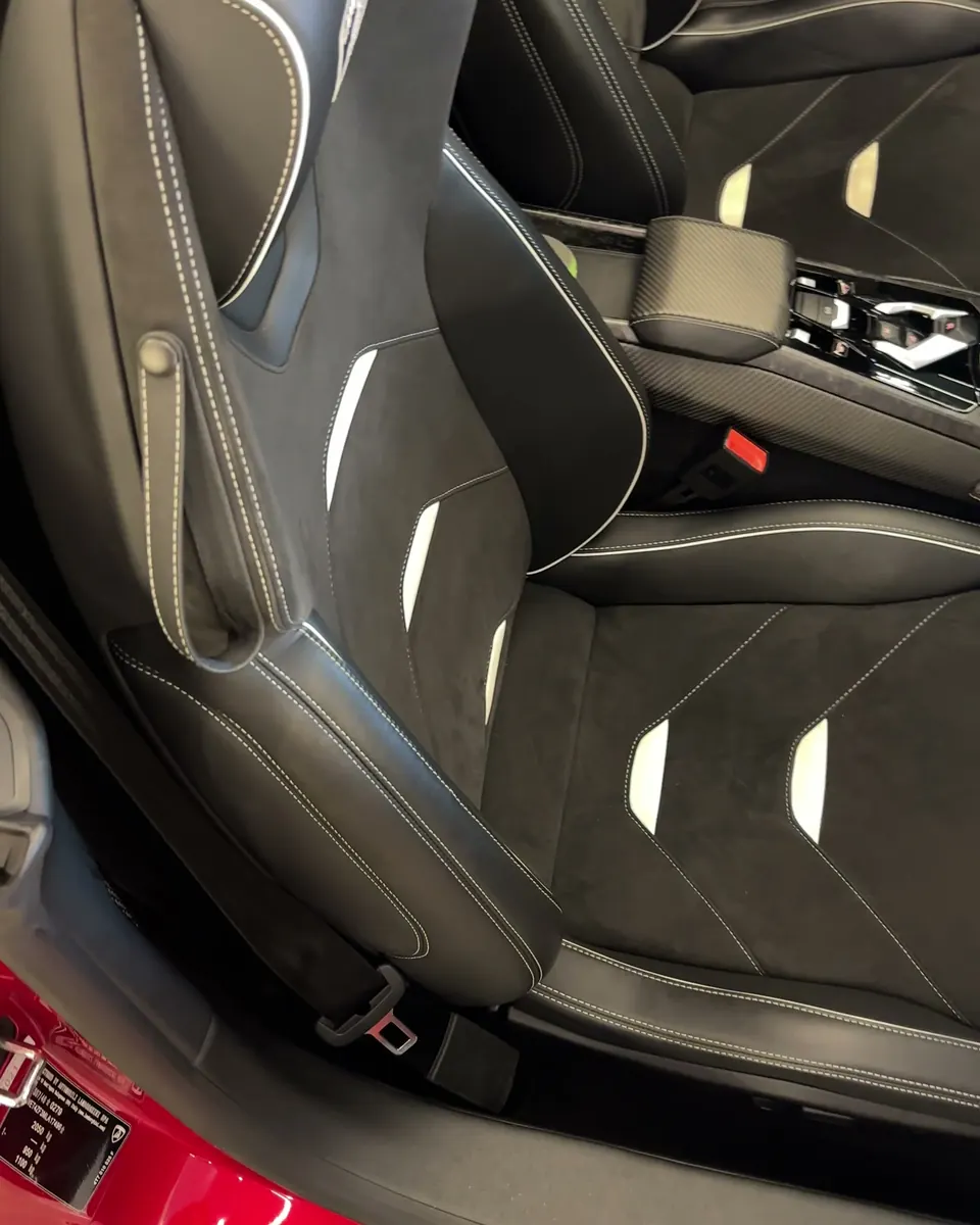 Lamborghini Huracán Spyder · Interior preto · Detalhes brancos