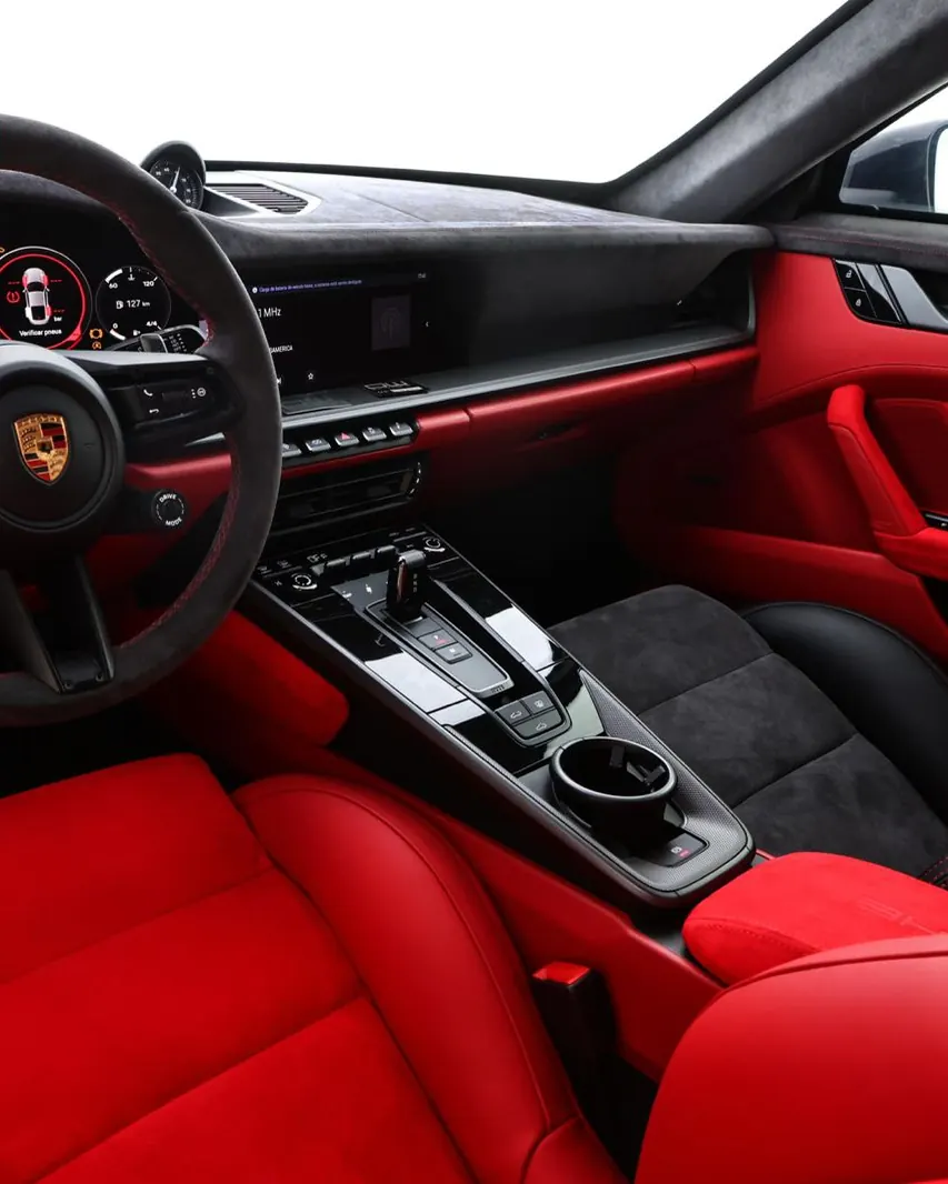 Porsche 911 · Interior vermelho