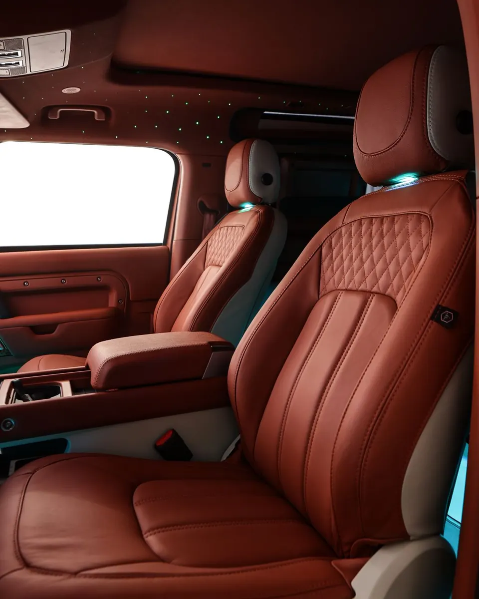 Land Rover Defender · Interior caramelo · Teto estrelado