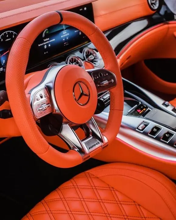 Mercedes-AMG GT 63 · Interior laranja · Losango