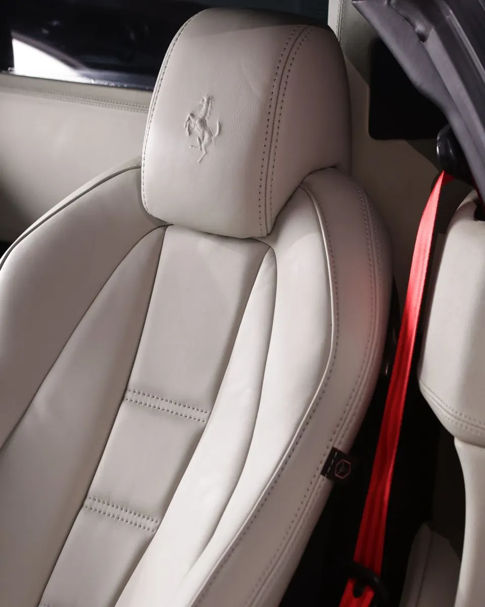 Ferrari 458 · Interior cinza claro · Cinto vermelho